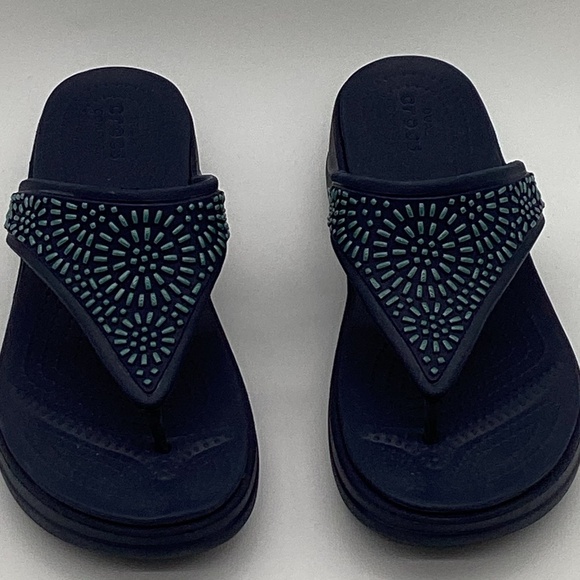 990. Croc Blue & Turquoise Aztec Thong Sandals EUC Size 9 - Picture 2 of 5